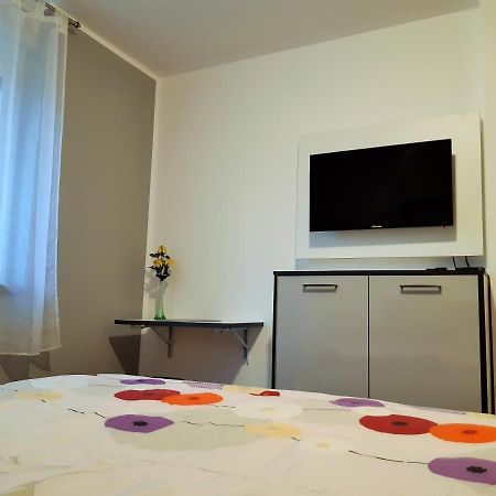 Bright & Cozy Pula Apartment Exterior photo