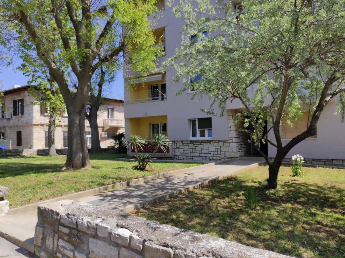 Bright & Cozy Pula Apartment Exterior photo