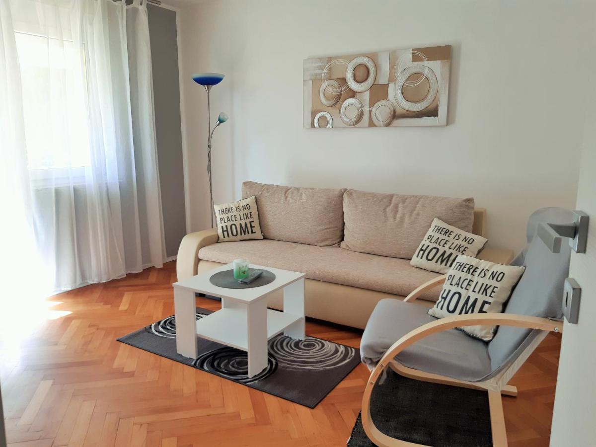 Bright & Cozy Pula Apartment Exterior photo