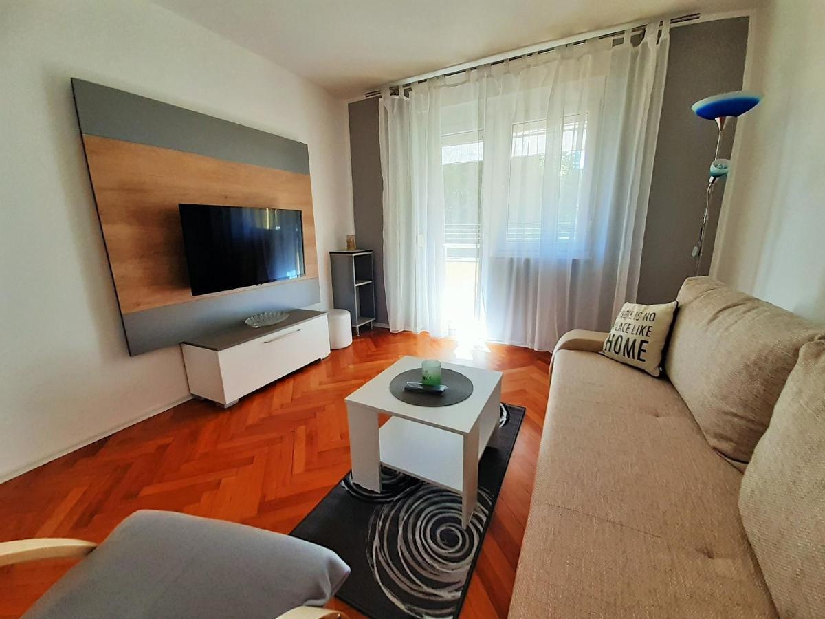 Bright & Cozy Pula Apartment Exterior photo